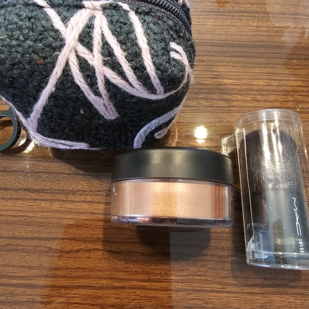 Rare MAC Novel Twist Collection In 'Quiver Pearlizer'